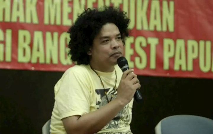 Aktivis Papua Ngotot Pakai Koteka di Sidang Surya Anta Ginting Cs