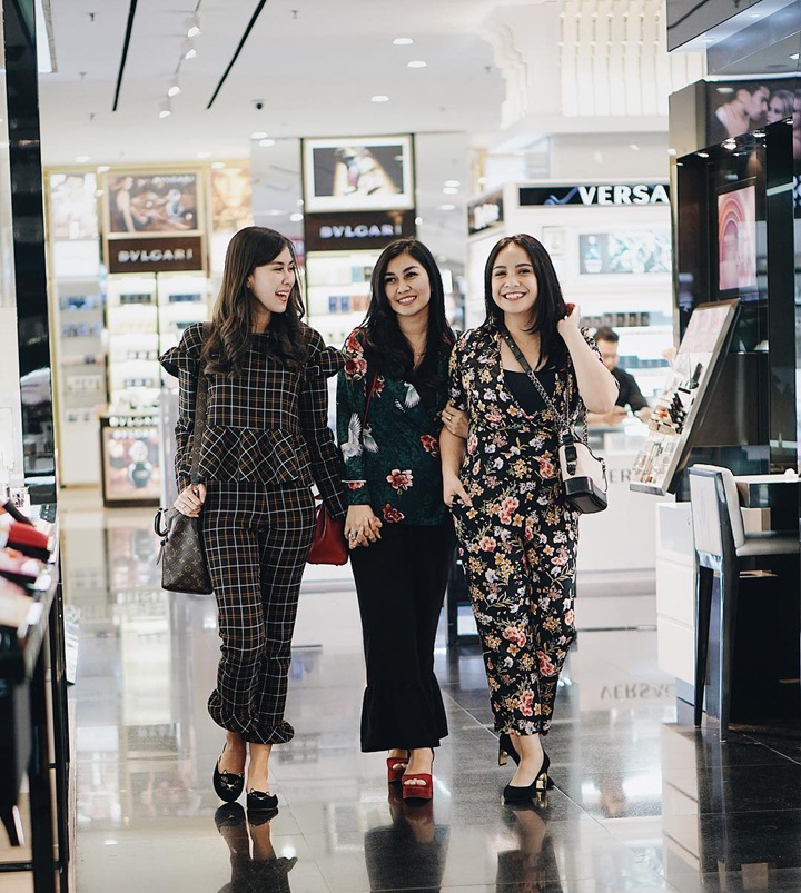 Hangout Sambil Belanja-Belanja Manja di Mall