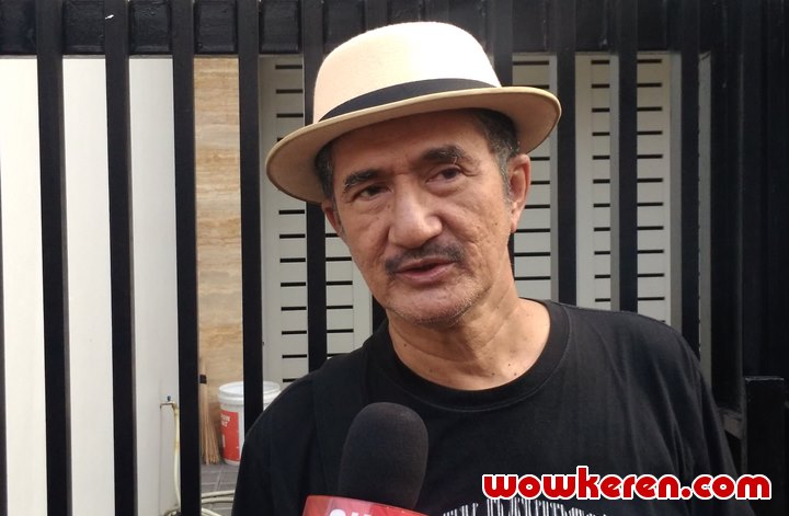 Sang Putra Temui Media Usai Pemakaman Ade Irawan