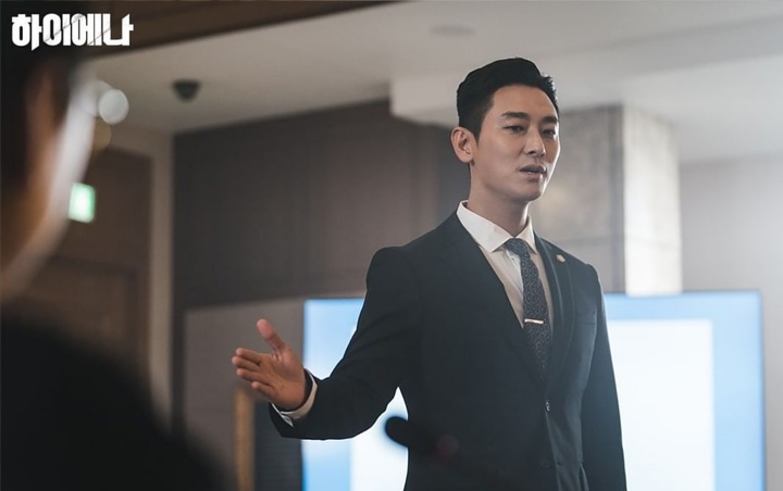 Serius Saat Bekerja, Joo Ji Hoon Berubah Jadi Pria Seksi Ketika Olahraga di Teaser 'Hyena'