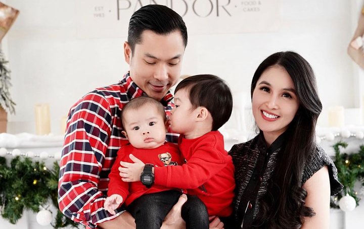 Sandra Dewi Dihadiahi Berlian Mahal Saat Imlek, Suami Gemes Tampan Pakai Merah