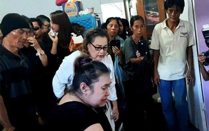 Nangis di Pemakaman, Putri Johny Indo Tersangka Investasi Bodong MeMiles Merasa Bersalah