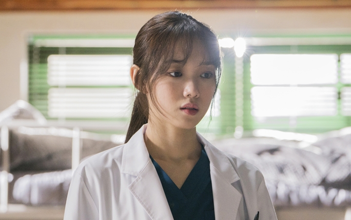 Lee Sung Kyung Dipenuhi Darah, Proses Syuting 'Romantic Doctor, Teacher Kim 2' di Luar Dugaan