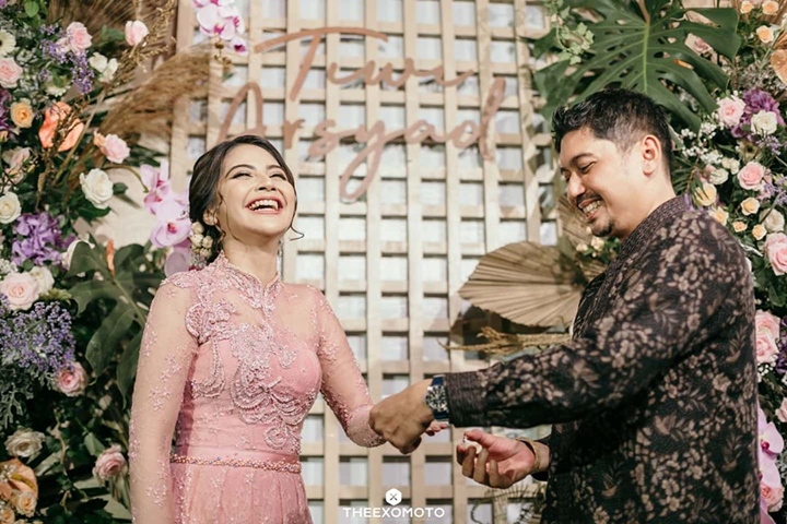 Momen Bahagia Pasang Cincin Nih 