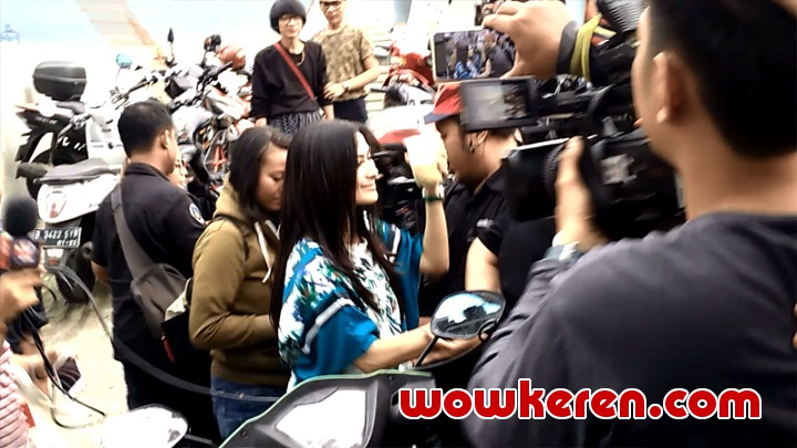 Iis Dahlia Menjauh Dari Wartawan