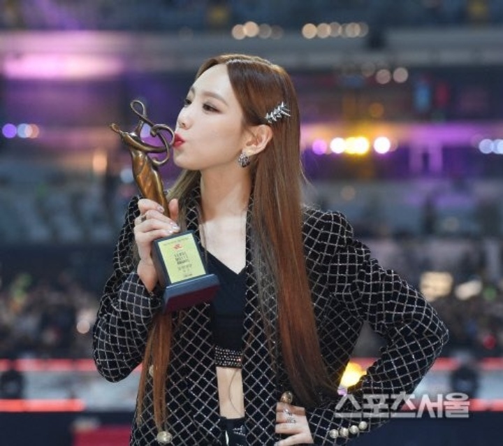 SMA 2020: Tae Yeon Ternyata Digoda Red Velvet Saat Pose Pegang Piala Daesang di Panggung