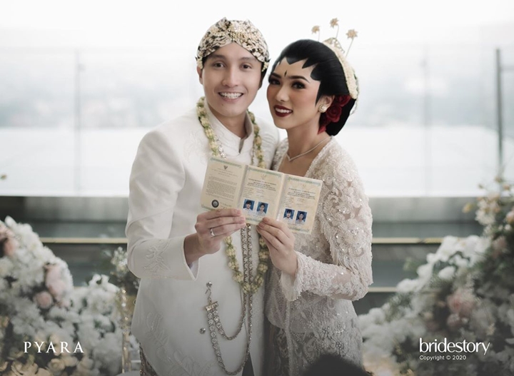 Resmi Jadi Suami Istri, Isyana Sarasvati Pamer Buku Nikah