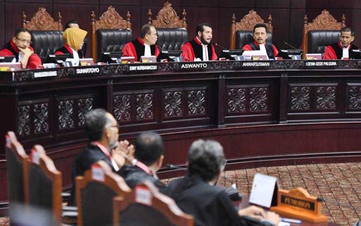 Hakim MK Dikritik Tak Adil Karena Biarkan Arteria Dahlan Main HP di Sidang