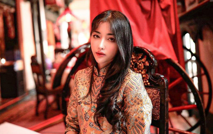 Siwi Widi 'Fashion Show' Mukena Hingga Baju Tidur, Tangan 'Nakal' Curi Perhatian