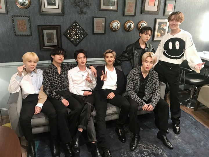 Fans Curcol Tampang BTS di Kehidupan Nyata 1