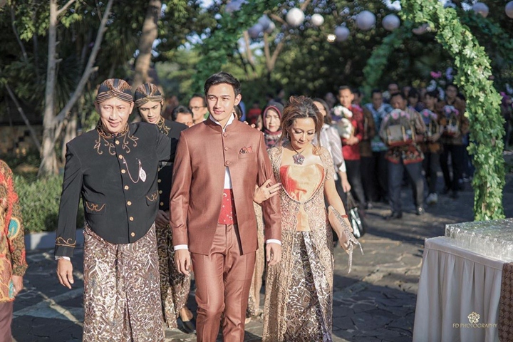 Caesar Hito Digandeng Orangtua Menuju Lokasi Lamaran
