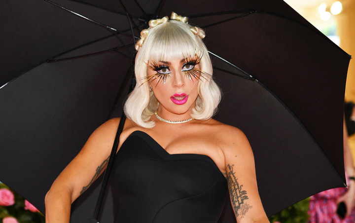 Tampilan Lady Gaga Tanpa Makeup Ini Bikin Kaget, Alis Botak Curi Fokus