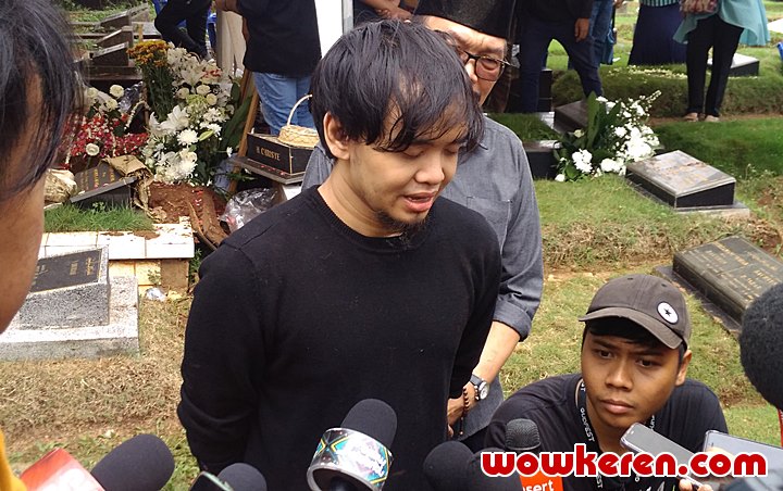 Sang Putra Hadiri Pemakaman Istri Chrisye