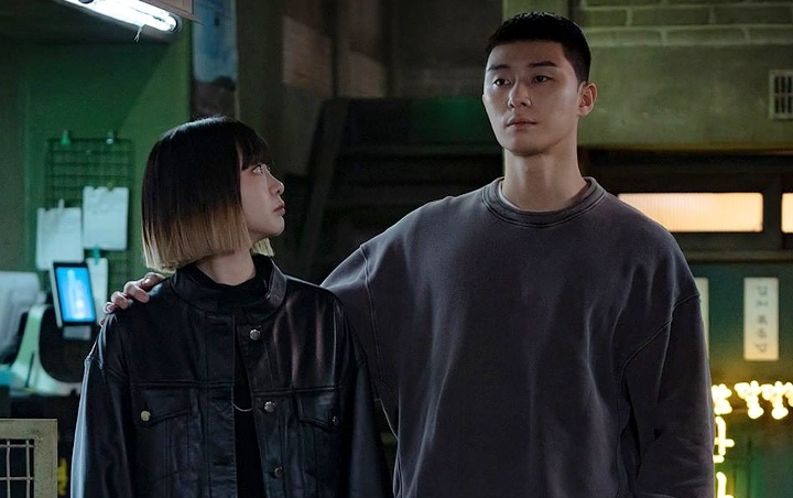 'Itaewon Class' Rilis Foto Park Seo Joon dan Kim Da Mi Usai Ciuman, Begini Reaksi Netizen Korea