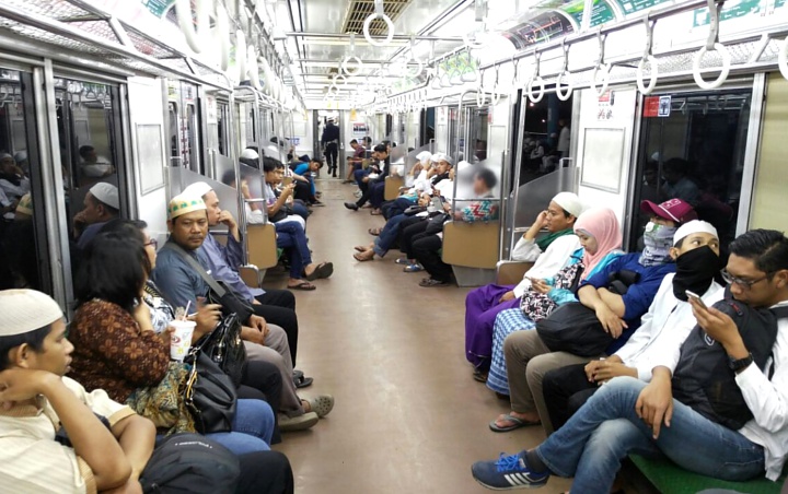 Viral Aksi Pria Tak Dikenal Kasari Penumpang Wanita di KRL, Bikin Kesal Warganet