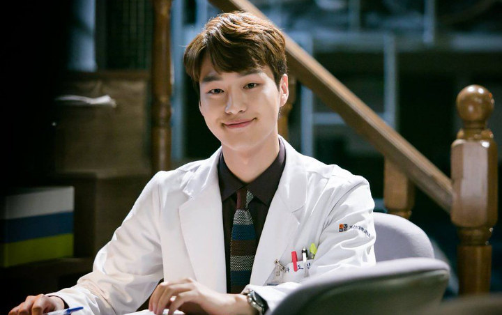 Tampan dan Keren, Intip Cerianya Yang Se Jong di Lokasi Syuting 'Romantic Doctor, Teacher Kim 2'