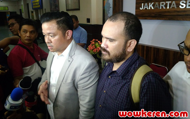 Arya Claproth dan Kuasa Hukum Datangi Mapolres Metro Jakarta Selatan