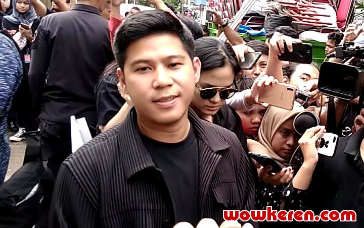 Nino RAN Melayat ke Rumah Duka BCL dan Ashraf Sinclair di Pejaten, Jakarta