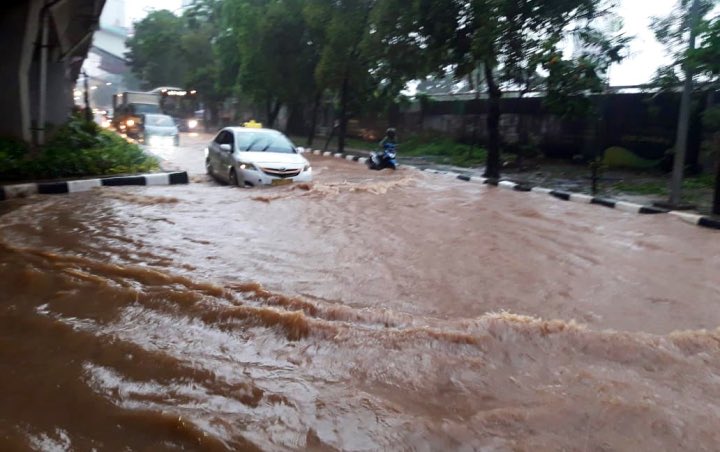 Trending Topik, Banjir Kembali Rendam Sejumlah Wilayah Jakarta Melebihi 1 Meter