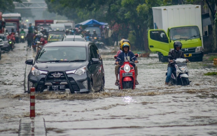 Seorang Pemotor Tewas Usai Nekat Terjang Banjir di Jakarta Pusat 