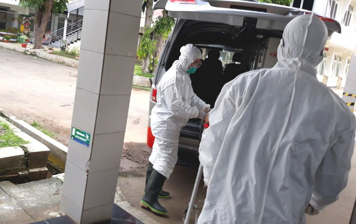 Sebelum Dimakamkan, Pasien Suspect Corona di Semarang Dibalut Plastik Sesuai Prosedur