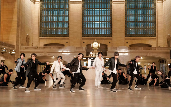 BTS Bikin Takjub, Suguhkan Aksi Dramatis Bawakan 'ON' di Stasiun Grand Central, New York 