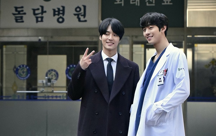 Yang Se Jong - Ahn Hyo Seop Ngobrol Akrab dan Berpelukan di Lokasi 'Romantic Doctor, Teacher Kim 2'
