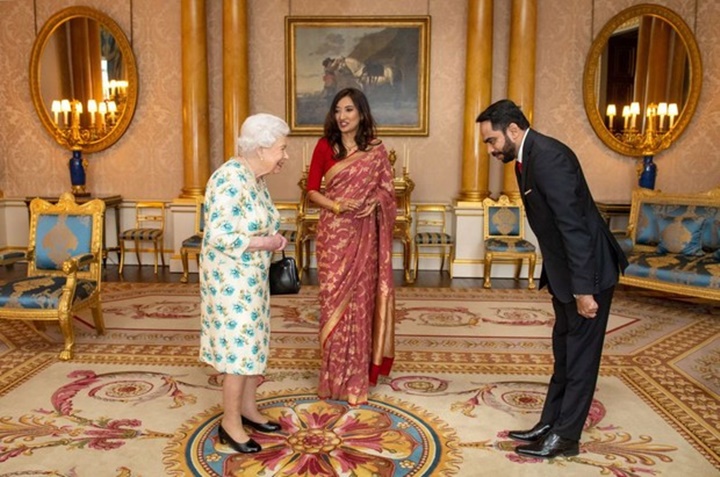 Ratu Elizabeth Tak Mau Salaman dengan Tamu Istana Demi Hindari Corona