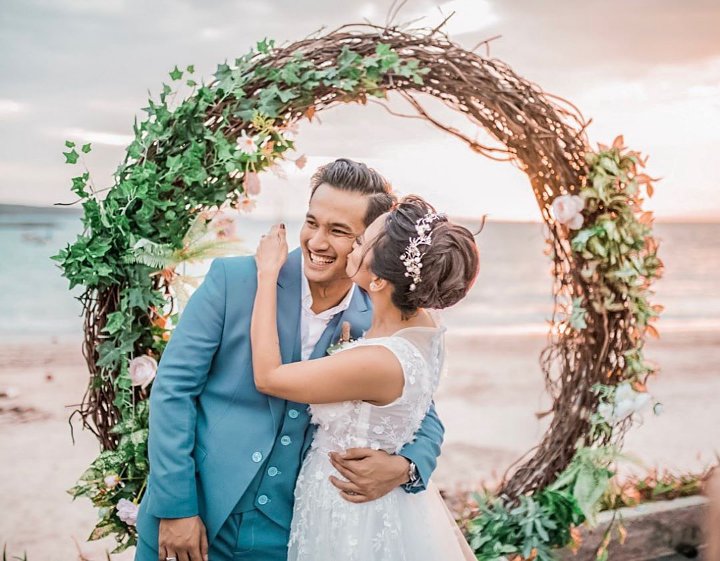 Resepsi Pernikahan Vanessa Angel - Bibi Ardiansyah yang Intim dan Romantis