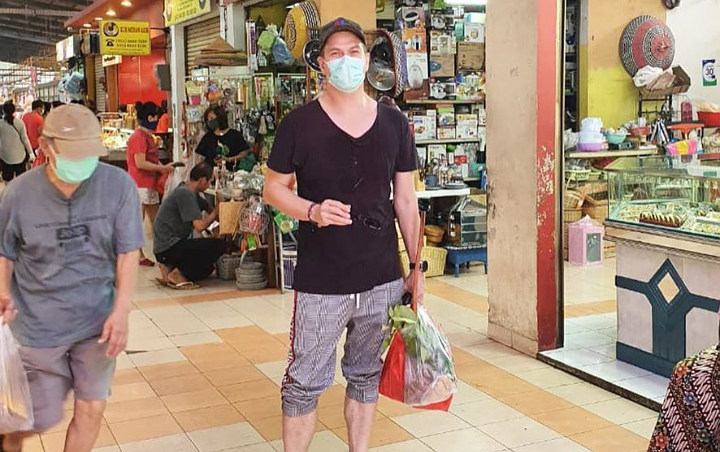 Bertrand Antolin Dituding Sengaja Pakai Masker Ke Pasar Untuk Hindari Fans