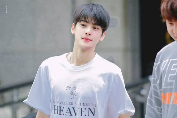 Netizen Kaget Cha Eunwoo ASTRO Pamerkan \'Alamat\' Lewat Kaus yang Dipakainya