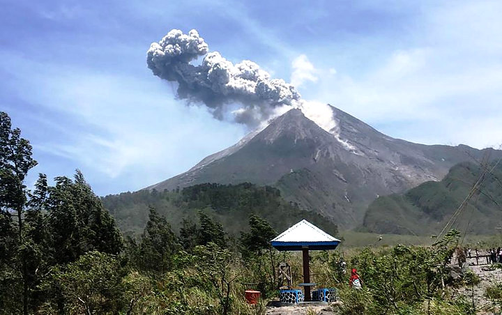 Muntahan Abu Merapi Capai 5000 M, Bandara Solo dan Yogyakarta Tetap Beroperasi