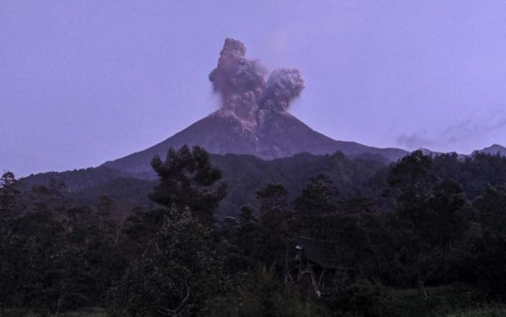 Video Detik-Detik Merapi Meletus Disusul Hujan Abu