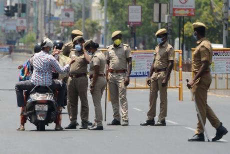  Viral Polisi India Pakai Helm 'Virus Corona' Cegah Warga Kelayapan