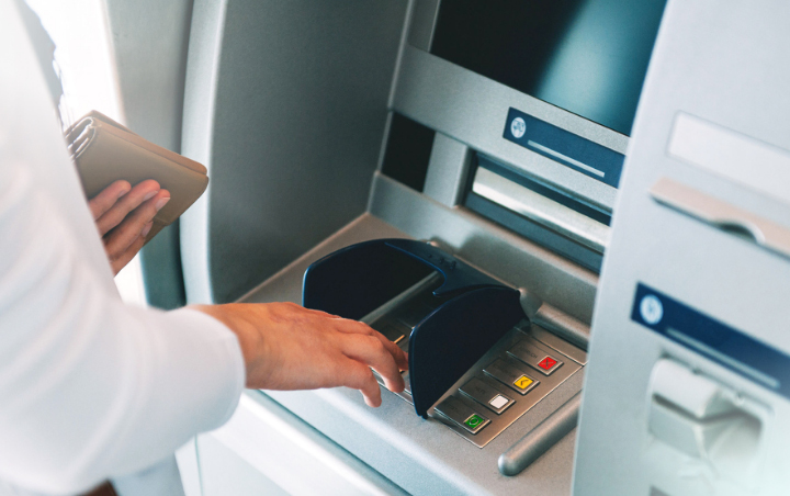 Lakukan 7 Tips Ini Saat Mengambil Uang di ATM Agar Terhindar dari Penyebaran Virus Corona