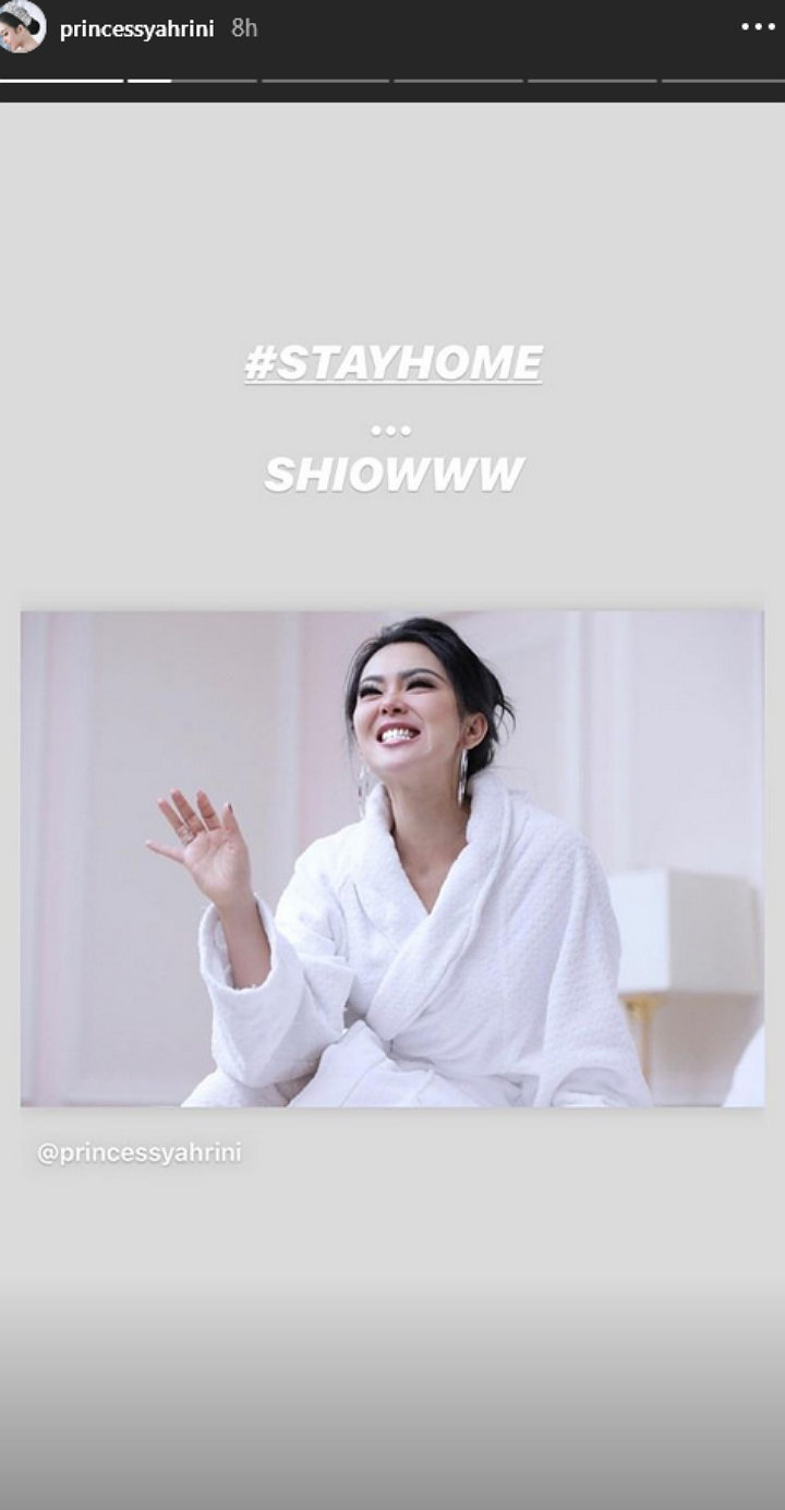 Di Rumah Saja, Syahrini Unggah Foto Lawas Cuma Pakai Handuk