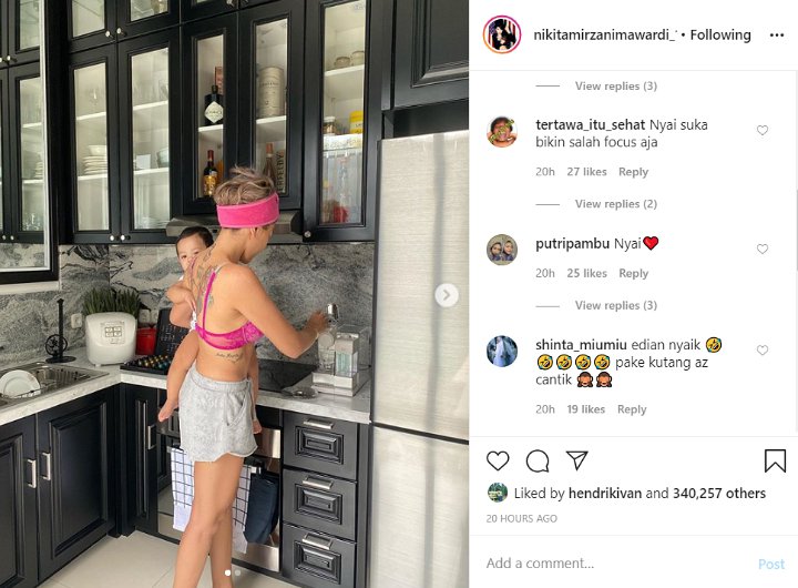 Lagi, Nikita Mirzani Bikin Salfok Saat Gendong Anak ke Dapur Cuma Pakai Bra