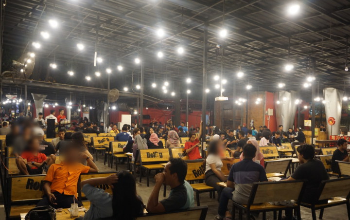 Nekat Nongkrong, Ratusan Pengunjung Kafe Surabaya Jalani Rapid Test COVID-19