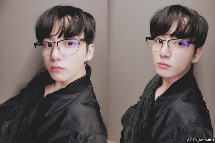 Jungkook BTS Kejutkan Fans dengan Selfie Ganteng Berkacamata Bak Anak Kuliahan