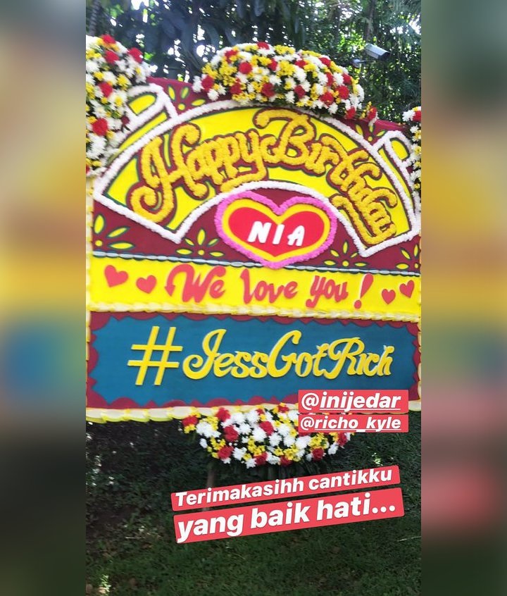 Ulang Tahun, Nia Ramadhani Dapat Bucket Bunga Raksasa dari Vidi Aldiano