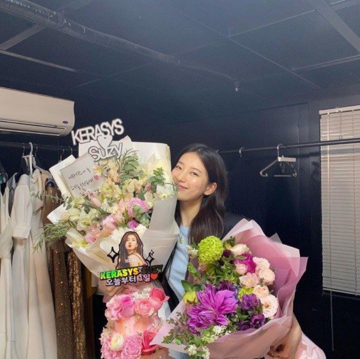 Wajah Tanpa Make Up Suzy di Foto Baru Tuai Sorotan