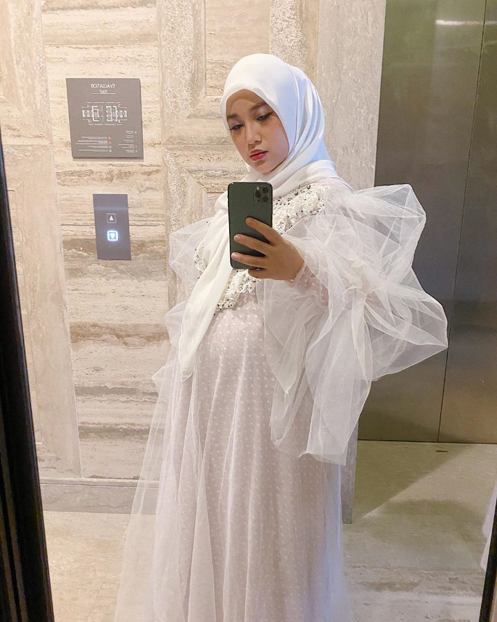 Chacha Frederica Tampak Cantik Dengan Penampilan Perut Besarnya