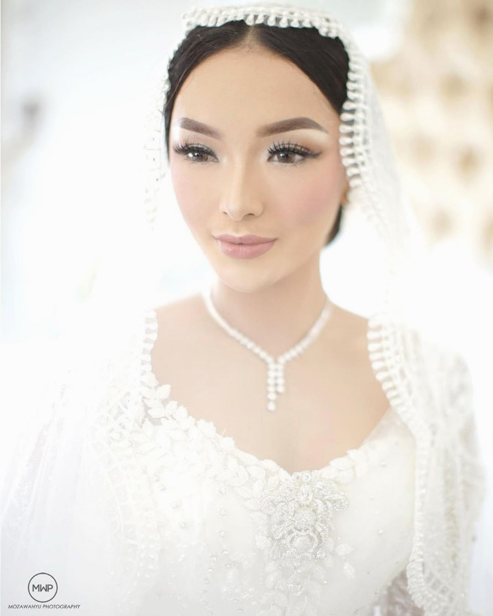 Kecantikan Zaskia Gotik di Hari Pernikahan