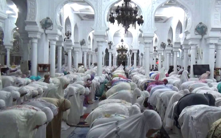 Beredar Video Massa Amuk Rumah Warga yang Melaporkan Salat Tarawih di Masjid
