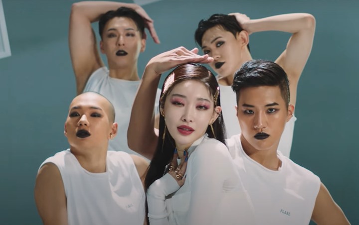 Kim Chung Ha Tampil Super Elegan Dan Karismatik Dalam MV Lagu Pra-rilis 'Stay Tonight'