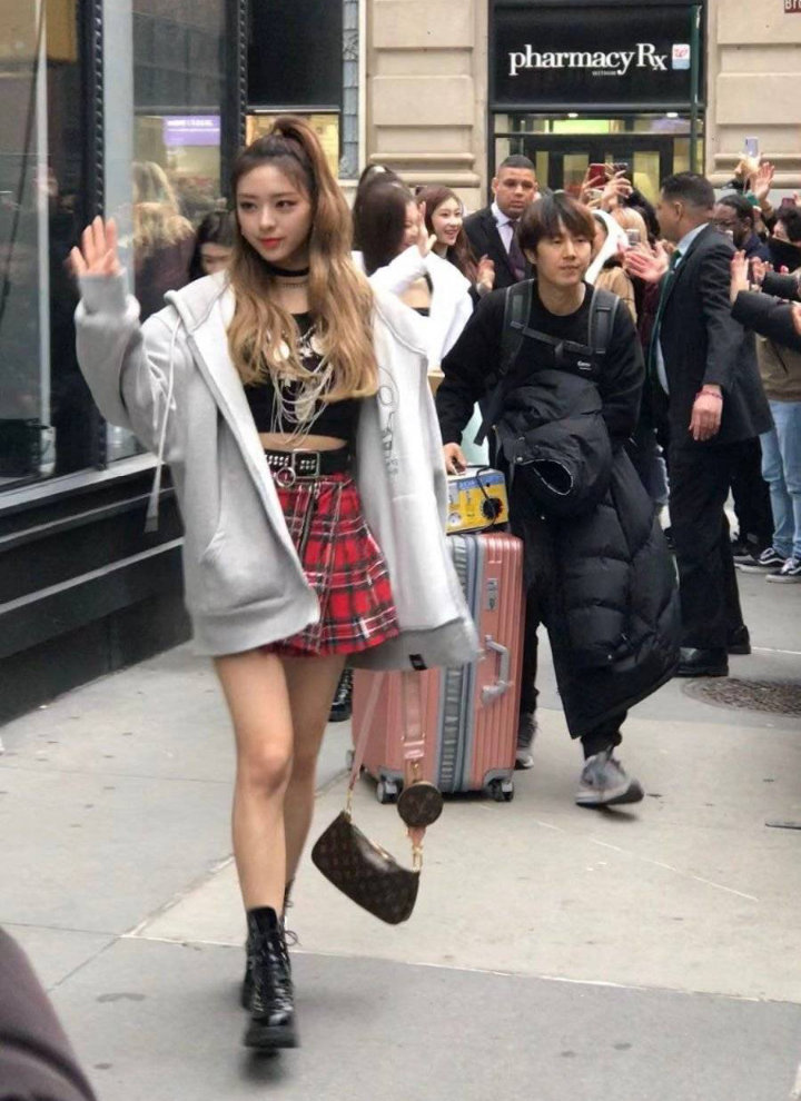 Cuma Gara-Gara Visual di Foto Blur Ini Yuna ITZY Disebut Layak Jadi Idol