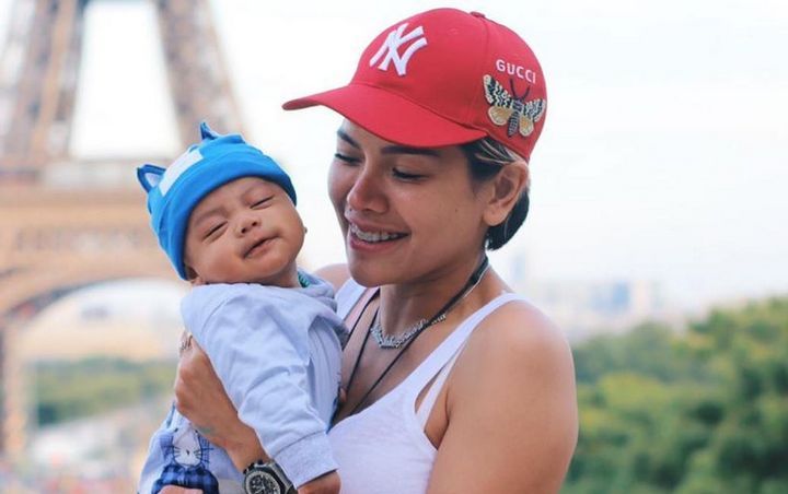 Nikita Mirzani Kenang Perjuangan Berat Lahirkan Anak Ketiga di Ulang Tahun Pertama Arkana