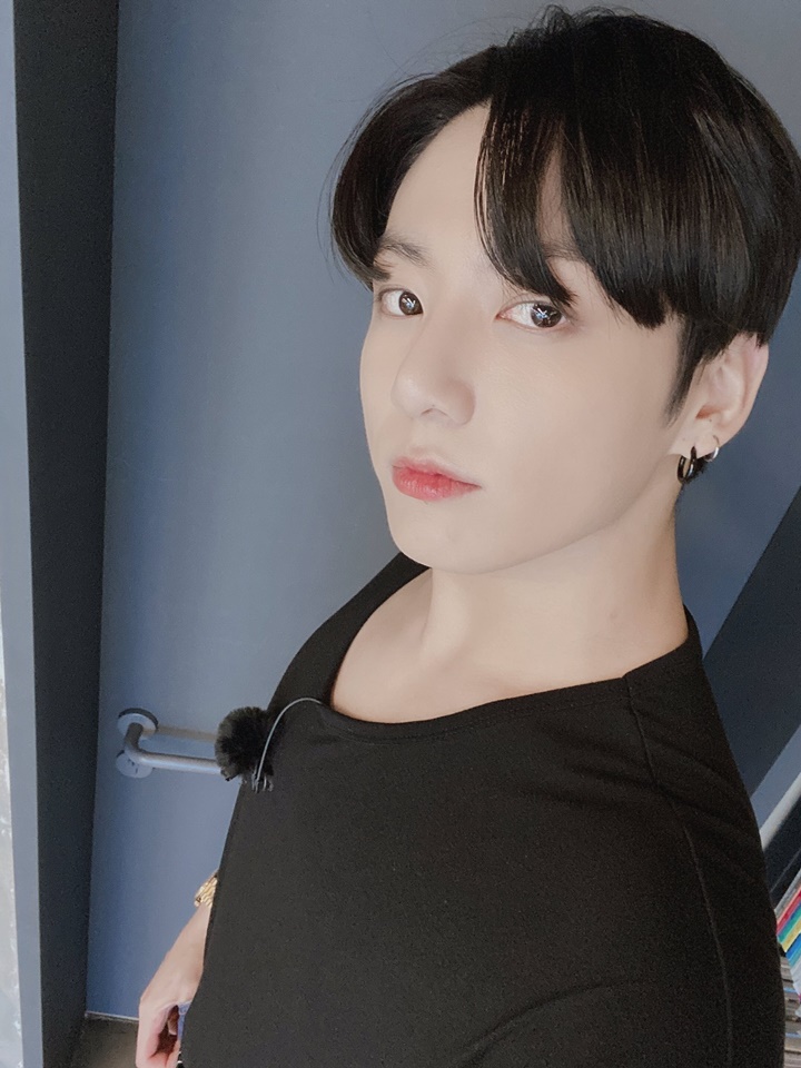 Jungkook BTS Posting Selfie Ganteng dan Kirim Pesan Manis Ini
