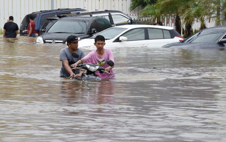 Selain Wabah Corona, Jakarta Dihantam Banjir Hingga Ketinggian 70 Cm 