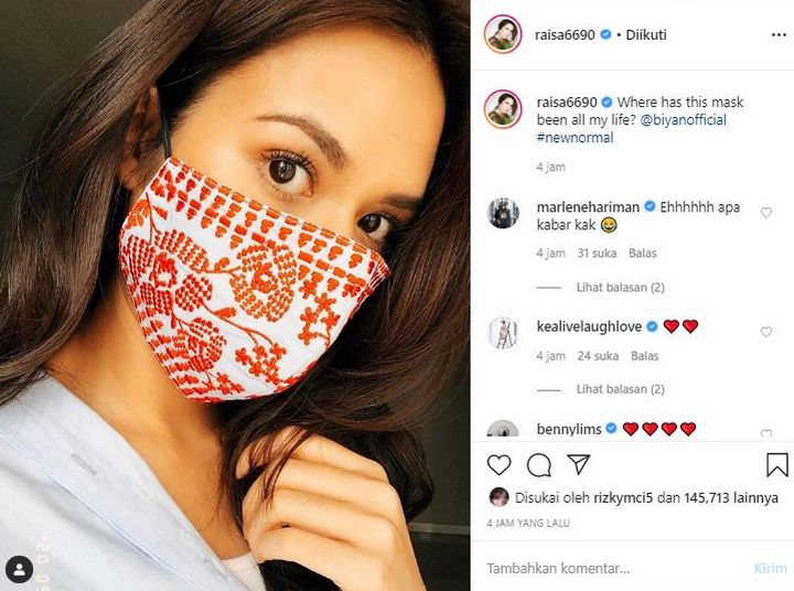 Gaya Cantik Raisa Pakai Masker